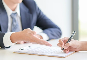 Return to the office for contract procedures 回到店内进行合同手续